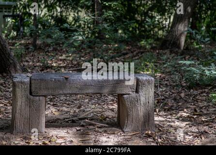 Alte Holzbänke für Entspannung im Park. Konzept der Ruhe. Stockfoto