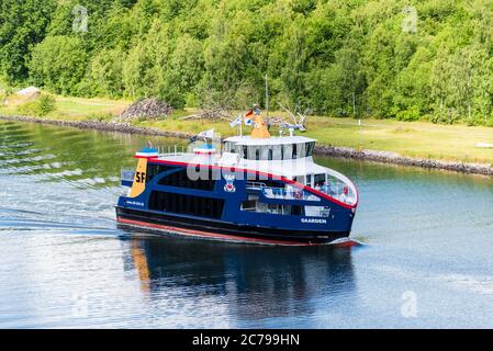 Kiel, Deutschland, 15. Juli 2020, neue Fähre 'Gaarden' angekommen. Die neue Fähre wurde in Holland bei der Werft Shipyards in Rotterdam gebaut und ist nun in Kiel angekommen. Diese Passagierfähre ist die erste einer neuen Generation von Fähren auf dem Fjord. Sie setzt neue Standards für den Transport von Fahrrädern, für den Umweltschutz und den Personenverkehr. Für die erste Plug-in-Hybrid-Fähre in Kiel wurde zudem ein zusätzlicher Stromanschluss an der Pier am Bahnhofskai errichtet. Nach einem zweiwöchigen Testlauf soll das Schiff neu gekennzeichnet und für den Betrieb freigegeben werden. Kredit: Penofoto/Alamy Live Nachrichten Stockfoto