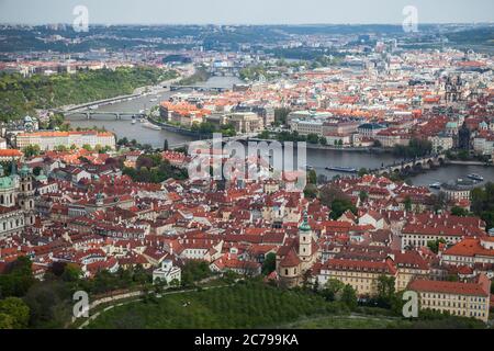 Prag Luftpanorama. Brücken über Moldau am Sommertag Stockfoto