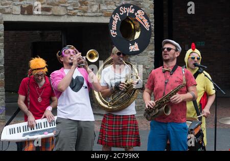 Toulouse Brass Group Funky Style Brass spielt beim Durham City Brass Festival Stockfoto