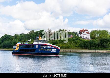 Kiel, Deutschland, 15. Juli 2020, neue Fähre 'Gaarden' angekommen. Die neue Fähre wurde in Holland bei der Werft Shipyards in Rotterdam gebaut und ist nun in Kiel angekommen. Diese Passagierfähre ist die erste einer neuen Generation von Fähren auf dem Fjord. Sie setzt neue Standards für den Transport von Fahrrädern, für den Umweltschutz und den Personenverkehr. Für die erste Plug-in-Hybrid-Fähre in Kiel wurde zudem ein zusätzlicher Stromanschluss an der Pier am Bahnhofskai errichtet. Nach einem zweiwöchigen Testlauf soll das Schiff neu gekennzeichnet und für den Betrieb freigegeben werden. Kredit: Penofoto/Alamy Live Nachrichten Stockfoto