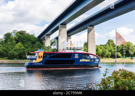 Kiel, Deutschland, 15. Juli 2020, neue Fähre 'Gaarden' angekommen. Die neue Fähre wurde in Holland bei der Werft Shipyards in Rotterdam gebaut und ist nun in Kiel angekommen. Diese Passagierfähre ist die erste einer neuen Generation von Fähren auf dem Fjord. Sie setzt neue Standards für den Transport von Fahrrädern, für den Umweltschutz und den Personenverkehr. Für die erste Plug-in-Hybrid-Fähre in Kiel wurde zudem ein zusätzlicher Stromanschluss an der Pier am Bahnhofskai errichtet. Nach einem zweiwöchigen Testlauf soll das Schiff neu gekennzeichnet und für den Betrieb freigegeben werden. Kredit: Penofoto/Alamy Live Nachrichten Stockfoto