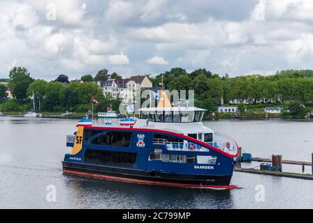 Kiel, Deutschland, 15. Juli 2020, neue Fähre 'Gaarden' angekommen. Die neue Fähre wurde in Holland bei der Werft Shipyards in Rotterdam gebaut und ist nun in Kiel angekommen. Diese Passagierfähre ist die erste einer neuen Generation von Fähren auf dem Fjord. Sie setzt neue Standards für den Transport von Fahrrädern, für den Umweltschutz und den Personenverkehr. Für die erste Plug-in-Hybrid-Fähre in Kiel wurde zudem ein zusätzlicher Stromanschluss an der Pier am Bahnhofskai errichtet. Nach einem zweiwöchigen Testlauf soll das Schiff neu gekennzeichnet und für den Betrieb freigegeben werden. Kredit: Penofoto/Alamy Live Nachrichten Stockfoto