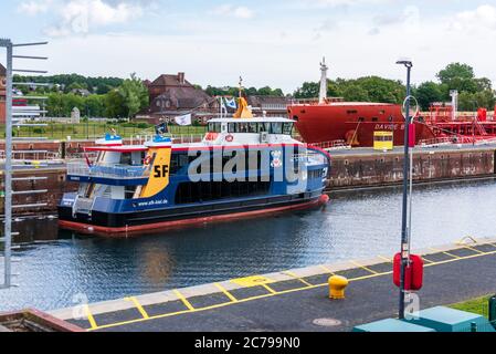 Kiel, Deutschland, 15. Juli 2020, neue Fähre 'Gaarden' angekommen. Die neue Fähre wurde in Holland bei der Werft Shipyards in Rotterdam gebaut und ist nun in Kiel angekommen. Diese Passagierfähre ist die erste einer neuen Generation von Fähren auf dem Fjord. Sie setzt neue Standards für den Transport von Fahrrädern, für den Umweltschutz und den Personenverkehr. Für die erste Plug-in-Hybrid-Fähre in Kiel wurde zudem ein zusätzlicher Stromanschluss an der Pier am Bahnhofskai errichtet. Nach einem zweiwöchigen Testlauf soll das Schiff neu gekennzeichnet und für den Betrieb freigegeben werden. Kredit: Penofoto/Alamy Live Nachrichten Stockfoto