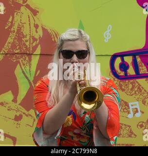 Becca Toft von der Londoner New Orleans Jazz Band The Brass Funkeys spielt beim Durham City Festival of Brass Stockfoto