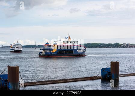 Kiel, Deutschland, 15. Juli 2020, neue Fähre 'Gaarden' angekommen. Die neue Fähre wurde in Holland bei der Werft Shipyards in Rotterdam gebaut und ist nun in Kiel angekommen. Diese Passagierfähre ist die erste einer neuen Generation von Fähren auf dem Fjord. Sie setzt neue Standards für den Transport von Fahrrädern, für den Umweltschutz und den Personenverkehr. Für die erste Plug-in-Hybrid-Fähre in Kiel wurde zudem ein zusätzlicher Stromanschluss an der Pier am Bahnhofskai errichtet. Nach einem zweiwöchigen Testlauf soll das Schiff neu gekennzeichnet und für den Betrieb freigegeben werden. Kredit: Penofoto/Alamy Live Nachrichten Stockfoto