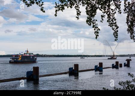 Kiel, Deutschland, 15. Juli 2020, neue Fähre 'Gaarden' angekommen. Die neue Fähre wurde in Holland bei der Werft Shipyards in Rotterdam gebaut und ist nun in Kiel angekommen. Diese Passagierfähre ist die erste einer neuen Generation von Fähren auf dem Fjord. Sie setzt neue Standards für den Transport von Fahrrädern, für den Umweltschutz und den Personenverkehr. Für die erste Plug-in-Hybrid-Fähre in Kiel wurde zudem ein zusätzlicher Stromanschluss an der Pier am Bahnhofskai errichtet. Nach einem zweiwöchigen Testlauf soll das Schiff neu gekennzeichnet und für den Betrieb freigegeben werden. Kredit: Penofoto/Alamy Live Nachrichten Stockfoto