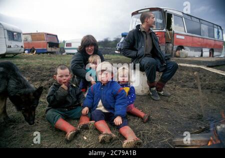 New Age Reisende Familie auf temporären Wohnwagen-Stellplatz; North Yorkshire UK Stockfoto