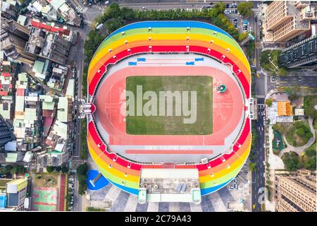 Banqiao, Taiwan - Januar 23 2020: Bunte Stadion-Arena mit Menschen auf dem Rasen trainieren. Regenbogen Farbe Mehrzweck-Stadion, Banqiao Stad Stockfoto