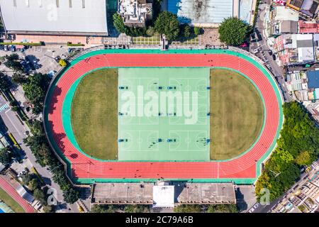 Banqiao, Taiwan - Januar 23 2020: Bunte Stadion-Arena mit Menschen auf dem Rasen trainieren. Regenbogen Farbe Mehrzweck-Stadion, Banqiao Stad Stockfoto