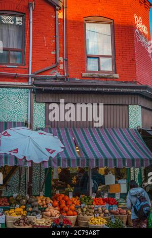 Kensington Market, Toronto, Kanada, November 2010 - EIN Lebensmittelgeschäft in der Ecke in der böhmischen Nachbarschaft des belebten Marktes Stockfoto