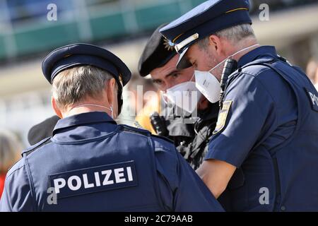 Prien, Deutschland. Juli 2020. Polizisten tragen Gesichtsmaske, Maske, Polizei. Das Bayerische Kabinett trifft am 14. Juli 2020 auf Schloss Herrenchiemsee Bundeskanzlerin Merkel. Quelle: dpa/Alamy Live News Stockfoto