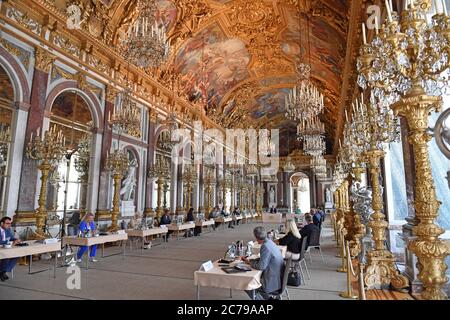 Prien, Deutschland. Juli 2020. Übersicht Spiegelsaal, Kabinettssitzung. Das Bayerische Kabinett trifft am 14. Juli 2020 auf Schloss Herrenchiemsee Bundeskanzlerin Merkel. Quelle: dpa/Alamy Live News Stockfoto