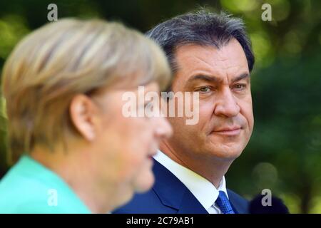 Markus SOEDER (Ministerpräsident von Bayern und CSU-Vorsitzender) und Bundeskanzlerin Angela MERKEL (CDU) bei der Pressekonferenz. Das Bayerische Kabinett trifft am 14. Juli 2020 auf Schloss Herrenchiemsee Bundeskanzlerin Merkel. Weltweit eingesetzt Stockfoto