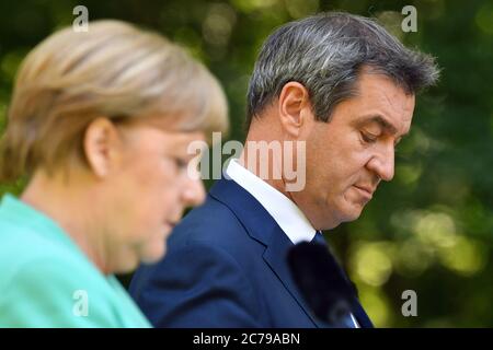Markus SOEDER (Ministerpräsident von Bayern und CSU-Vorsitzender) und Bundeskanzlerin Angela MERKEL (CDU) bei der Pressekonferenz. Das Bayerische Kabinett trifft am 14. Juli 2020 auf Schloss Herrenchiemsee Bundeskanzlerin Merkel. Weltweit eingesetzt Stockfoto