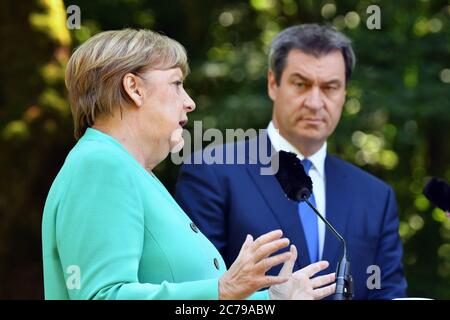 Markus SOEDER (Ministerpräsident von Bayern und CSU-Vorsitzender) und Bundeskanzlerin Angela MERKEL (CDU) bei der Pressekonferenz. Das Bayerische Kabinett trifft am 14. Juli 2020 auf Schloss Herrenchiemsee Bundeskanzlerin Merkel. Weltweit eingesetzt Stockfoto