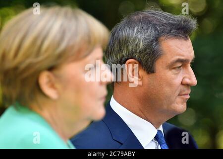 Markus SOEDER (Ministerpräsident von Bayern und CSU-Vorsitzender) und Bundeskanzlerin Angela MERKEL (CDU) bei der Pressekonferenz. Das Bayerische Kabinett trifft am 14. Juli 2020 auf Schloss Herrenchiemsee Bundeskanzlerin Merkel. Weltweit eingesetzt Stockfoto