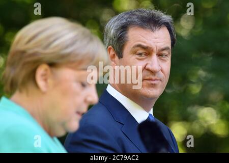 Markus SOEDER (Ministerpräsident von Bayern und CSU-Vorsitzender) und Bundeskanzlerin Angela MERKEL (CDU) bei der Pressekonferenz. Das Bayerische Kabinett trifft am 14. Juli 2020 auf Schloss Herrenchiemsee Bundeskanzlerin Merkel. Weltweit eingesetzt Stockfoto