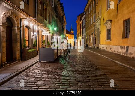 Altstadt von Warschau Stadt bei Nacht in Polen, Kopfsteinpflaster Piwna Straße mit Karmnik Restaurant und Blick in Richtung Königsschloss Stockfoto