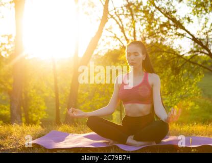 Das Mädchen meditiert am Morgen. Stockfoto
