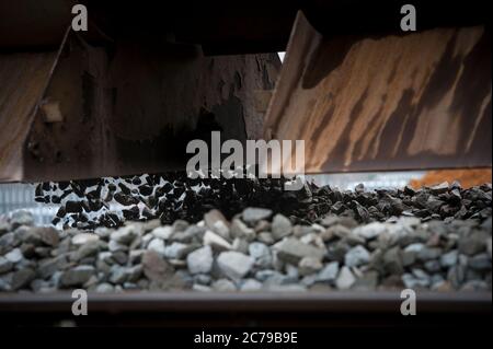 Network Rail Zug mit neuem Ballast auf einer Strecke der Eisenbahn in England, Großbritannien. Stockfoto