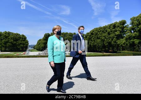 Markus SOEDER (Ministerpräsident Bayern und CSU-Vorsitzender) und Bundeskanzlerin Angela MERKEL (CDU) bei der Ankunft im Schloss Herrenchiemsee. Das Bayerische Kabinett trifft am 14. Juli 2020 auf Schloss Herrenchiemsee Bundeskanzlerin Merkel. Weltweit eingesetzt Stockfoto
