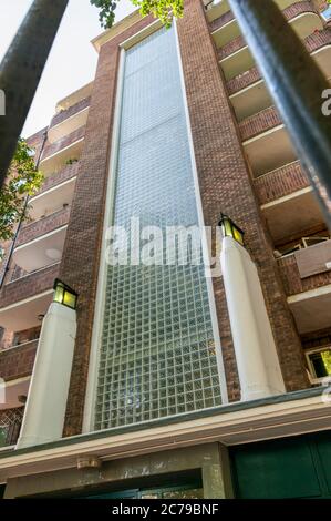 Art déco-Fassade zum Cecil Rhodes House in Camden, London. Erbaut in den späten 1940er Jahren. Seitdem umbenannt in Park View House, um zu vermeiden, Cecil Rhodes zu gedenken. Stockfoto