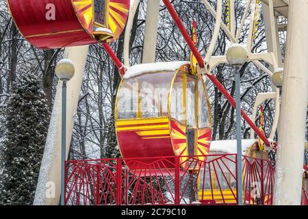 Riesenrad (manchmal genannt das große Rad, Beobachtungsrad bei Gorki Park Minsk, Weißrussland. Stockfoto