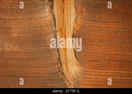 Przemyskie Vorgebirge, um die Stadt Bircza. Aussichtspunkt und Touristenschuppen mit Lagerfeuer Herd. Chominskie Hill. Turmkonstruktion. Stockfoto