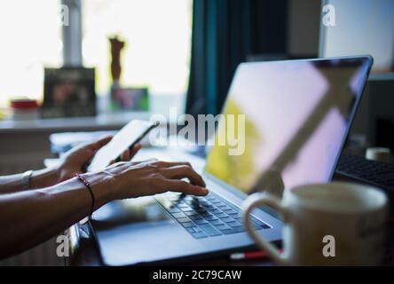 Nahaufnahme Frau, die von zu Hause aus am Laptop im Heimbüro arbeitet Stockfoto