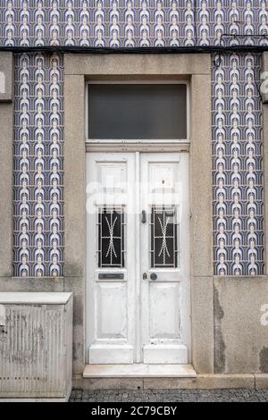 Bunte Holztür in der Fassade eines typisch portugiesischen Hauses in Porto, Portugal. Stockfoto