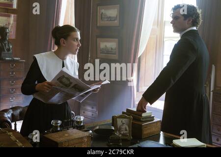 Millie Bobby Brown, Henry Cavill, 'Enola Holmes' (2020) Quelle: Alex Bailey / Netflix / The Hollywood Archive Stockfoto