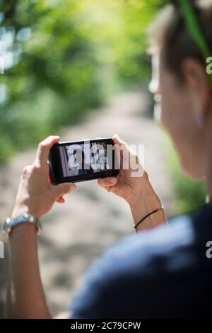 Frau Video chatten mit Freunden auf Smartphone-Bildschirm Stockfoto