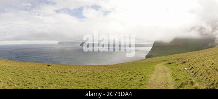 Steile Bergklippen am Meer auf der Kalsoy Insel auf den Färöer Inseln, Dänemark. Stockfoto