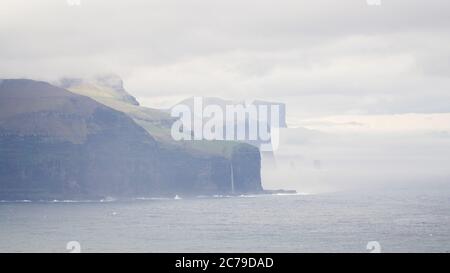 Steile Bergklippen am Meer auf der Kalsoy Insel auf den Färöer Inseln, Dänemark. Stockfoto