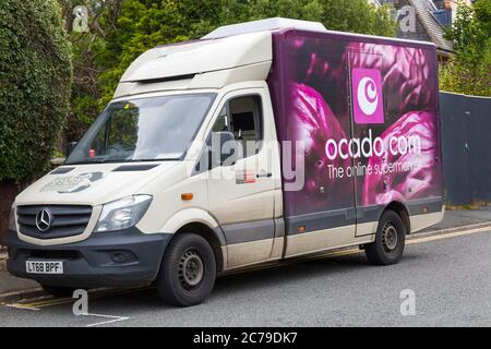 Ocado van, Ocado Lieferwagen, hielt auf der Straße, um Lebensmittel nach Hause in Poole, Dorset UK im Juli liefern - Ocado LKW, Ocado LKW auf der Straße Stockfoto
