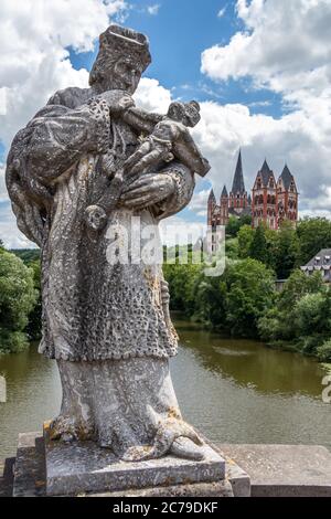 Statue des Hl.Johannes von Nepomuk auf der alten Lahnbrücke über den Fluss Lahn, vor der St. Georgs Kathedrale von Limburg, in Limburg an der Lahn, Deutschland Stockfoto