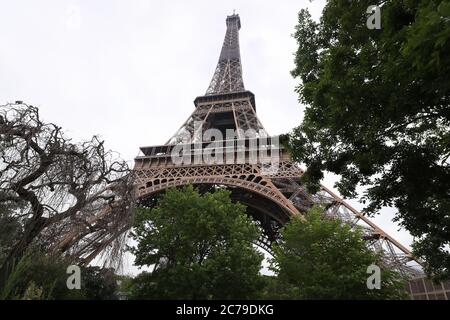 Paris, Frankreich. Juli 2020. Der Eiffelturm ist in Paris, Frankreich, 15. Juli 2020 gesehen. Der Gipfel des Eiffelturms wurde am Mittwoch nach über drei Monaten Schließung aufgrund von COVID-19 wieder für die Öffentlichkeit geöffnet. Kredit: Gao Jing/Xinhua/Alamy Live Nachrichten Stockfoto