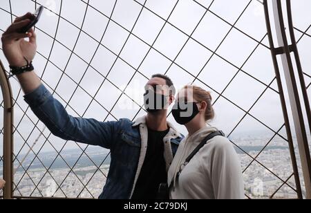 Paris, Frankreich. Juli 2020. Besucher nehmen Selfie vom Eiffelturm in Paris, Frankreich, 15. Juli 2020. Der Gipfel des Eiffelturms wurde am Mittwoch nach über drei Monaten Schließung aufgrund von COVID-19 wieder für die Öffentlichkeit geöffnet. Kredit: Gao Jing/Xinhua/Alamy Live Nachrichten Stockfoto