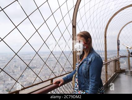 Paris, Frankreich. Juli 2020. Ein Besucher schaut von der Spitze des Eiffelturms in Paris, Frankreich, 15. Juli 2020. Der Gipfel des Eiffelturms wurde am Mittwoch nach über drei Monaten Schließung aufgrund von COVID-19 wieder für die Öffentlichkeit geöffnet. Kredit: Gao Jing/Xinhua/Alamy Live Nachrichten Stockfoto