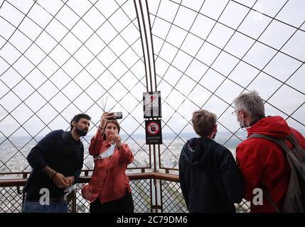 Paris, Frankreich. Juli 2020. Besucher besuchen die Spitze des Eiffelturms in Paris, Frankreich, 15. Juli 2020. Der Gipfel des Eiffelturms wurde am Mittwoch nach über drei Monaten Schließung aufgrund von COVID-19 wieder für die Öffentlichkeit geöffnet. Kredit: Gao Jing/Xinhua/Alamy Live Nachrichten Stockfoto