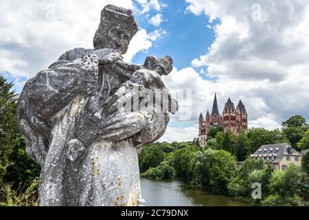 Statue des Hl.Johannes von Nepomuk auf der alten Lahnbrücke über den Fluss Lahn, vor der St. Georgs Kathedrale von Limburg, in Limburg an der Lahn, Deutschland Stockfoto