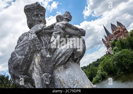 Statue des Hl.Johannes von Nepomuk auf der alten Lahnbrücke über den Fluss Lahn, vor der St. Georgs Kathedrale von Limburg, in Limburg an der Lahn, Deutschland Stockfoto