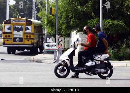 Guacara, Carabobo, Venezuela. Juli 2020. Juli 15, 2020. Venezuela übertrifft 10,000 Fälle von Covid-Infektionen und setzt eine extreme Radikalisierung in der Hauptstadt Caracas und den Nachbarstaaten Miranda und La Guaira (ehemaliger Vargas-Staat) um. In anderen Staaten wie Carabobo ist der Aufruf, sich ständig an Präventions- und Hygienemaßnahmen zu halten, um die Ausbreitung des Virus zu verhindern. Foto: Juan Carlos Hernandez Kredit: Juan Carlos Hernandez/ZUMA Wire/Alamy Live News Stockfoto