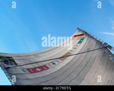 Ein Segel einer Feluca, die im Wind auf dem nil weht Stockfoto