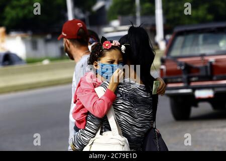 Guacara, Carabobo, Venezuela. Juli 2020. Juli 15, 2020. Venezuela übertrifft 10,000 Fälle von Covid-Infektionen und setzt eine extreme Radikalisierung in der Hauptstadt Caracas und den Nachbarstaaten Miranda und La Guaira (ehemaliger Vargas-Staat) um. In anderen Staaten wie Carabobo ist der Aufruf, sich ständig an Präventions- und Hygienemaßnahmen zu halten, um die Ausbreitung des Virus zu verhindern. Foto: Juan Carlos Hernandez Kredit: Juan Carlos Hernandez/ZUMA Wire/Alamy Live News Stockfoto