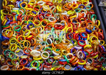 Bunte Jaderinge auf dem Camden Market in London Stockfoto
