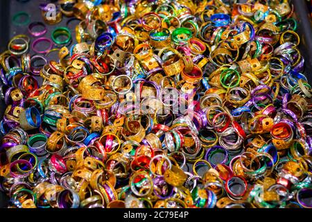 Bunte Metallringe auf dem Camden Markt in London Stockfoto