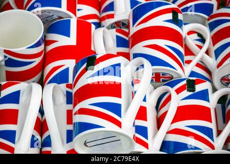 Britische Flagge Souvenir Tassen auf dem Camden Markt in London ausgestellt Stockfoto