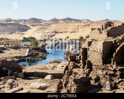 Eine Mischung aus alten Ruinen, dem nil und der Wüste gleicht einer atemberaubenden Landschaft Stockfoto